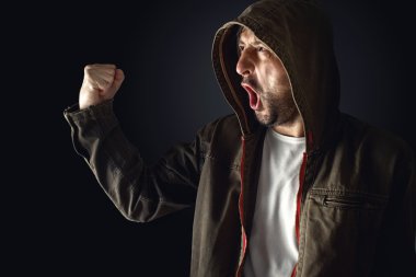 riot act adlı protestocu sesleri