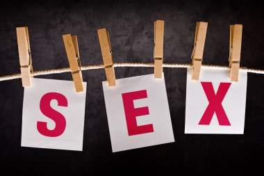 seks kelimesini notları kağıt üzerinde