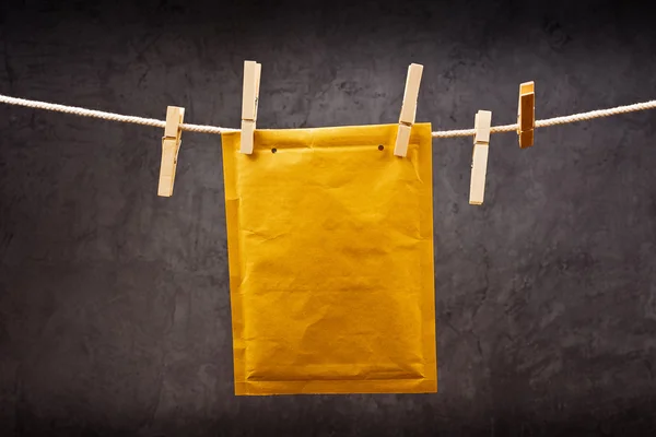 Envelope na corda de roupas — Fotografia de Stock
