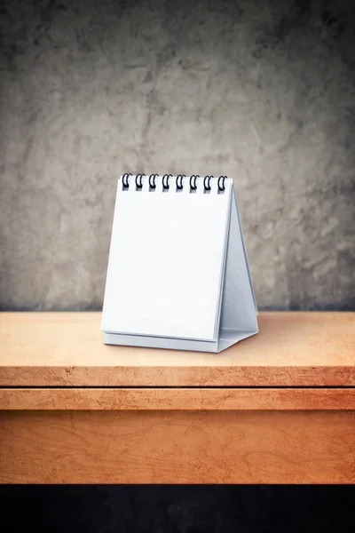 Calendário de mesa em branco na mesa de escritório — Fotografia de Stock