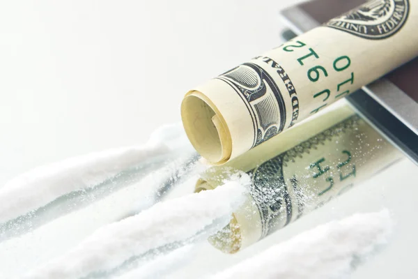 Kokain toz ilaç ve koklama için ABD dolarlık banknot kadar haddelenmiş — Stok fotoğraf