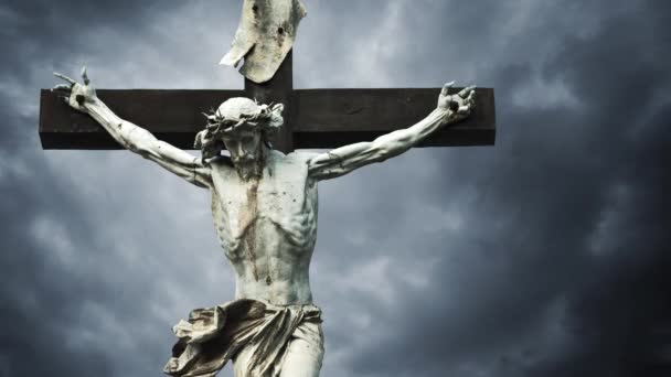 Crucifixion. Croix chrétienne avec statue crucifiée de Jésus-Christ sur des nuages sombres le temps passe. Format 1920x1080 Full HD .