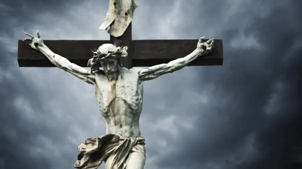 Crucifixion. Croix chrétienne avec statue crucifiée de Jésus-Christ sur des nuages sombres le temps passe. Format 1920x1080 Full HD . — Video