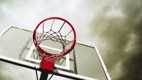 Basquetebol aro com nuvens tempo lapso filmagem no fundo. 1920x1080, 1080p, formato hd completo . — Vídeo de Stock