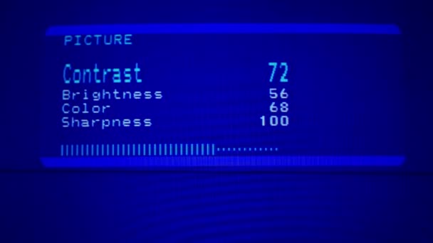 Fine tuning tv-beeld met afstandsbediening. aanpassing van contrast en helderheid op tv-scherm. 1920 x 1080 volledige hd-beelden. — Stockvideo