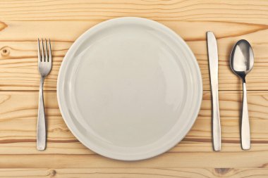 Ahşap masaya boş tabak