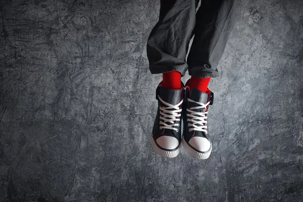 Emocionado hombre en zapatillas de salto —  Fotos de Stock