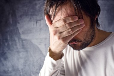 depresif adam ağlıyor