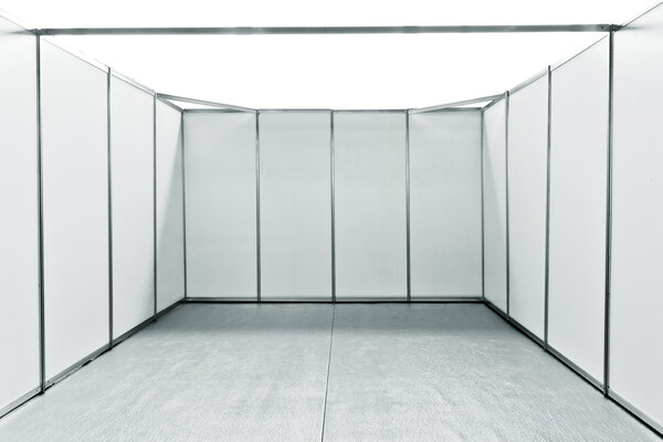 Пустой выставочный стенд
