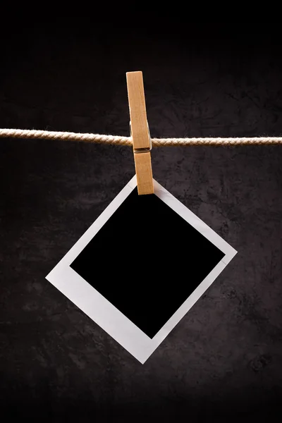 Papel fotográfico com moldura de foto instantânea anexada à corda com — Fotografia de Stock