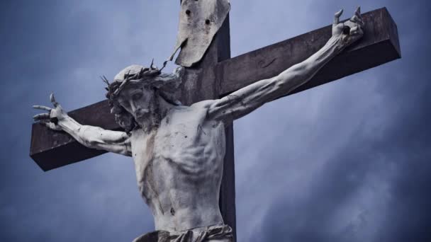 Jésus Christ crucifié. La crucifixion. Croix chrétienne avec statue de Jésus-Christ sur des nuages orageux temps écoulé . — Video