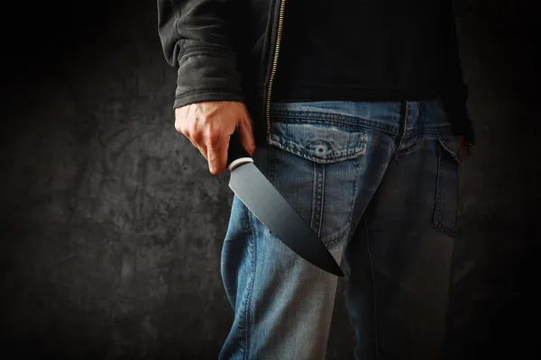Böser Mann hält glänzendes Messer in der Hand, Killer im Einsatz — Stockfoto