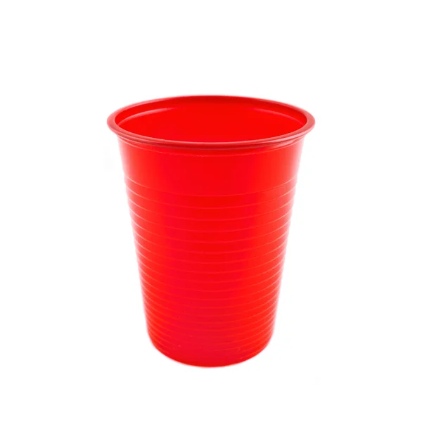 Copo vermelho de plástico no fundo branco — Fotografia de Stock