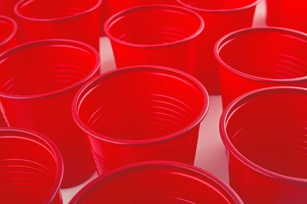 Tasses rouges en plastique — Photo