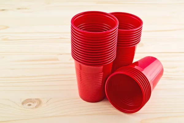 Tasses rouges en plastique — Photo