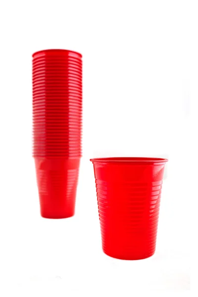 Tasses rouges en plastique sur fond blanc — Photo