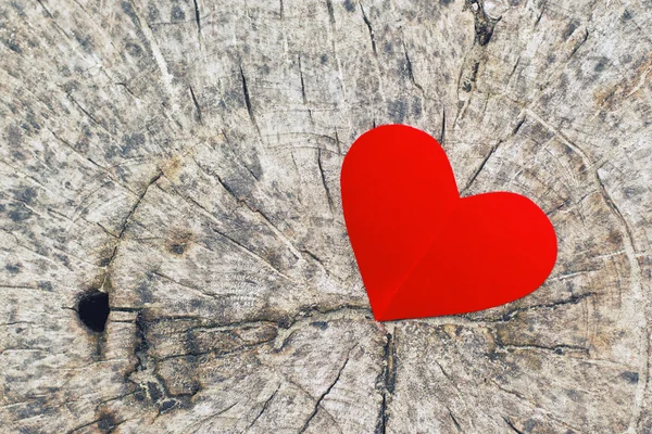 Grunge ahşap arka plan üzerinde kırmızı kağıt kalp — Stok fotoğraf