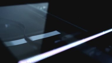 Düz Yataklı bilgisayar tarayıcı içinde hareket. yukarı, seçici odak alan 1920 x 1080 full hd ayak sığ derinliği ile yakın.