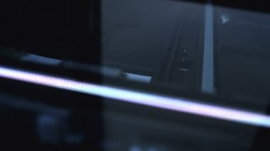 Düz Yataklı bilgisayar tarayıcı içinde hareket. yukarı, seçici odak alan 1920 x 1080 full hd ayak sığ derinliği ile yakın.