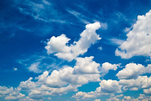 Céu azul do verão da luz do dia com nuvens brancas — Fotografia de Stock