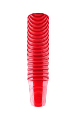 beyaz zemin üzerine kırmızı plastik bardak yığını