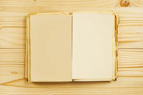 Παλιά ανοίξει βιβλίο με λευκές σελίδες από ψηλά — Φωτογραφία Αρχείου