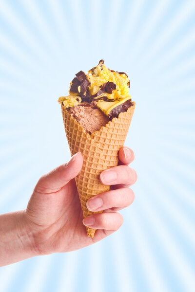 Рука держит шоколадное мороженое
