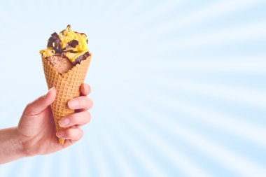 Çikolatalı dondurma tutan el