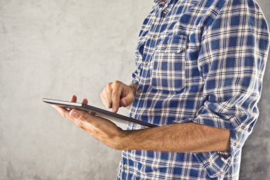 adam ile dijital tablet bilgisayar