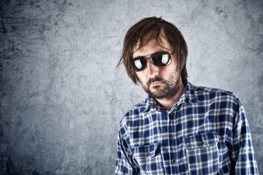 Gözlüklü tıraşsız adam