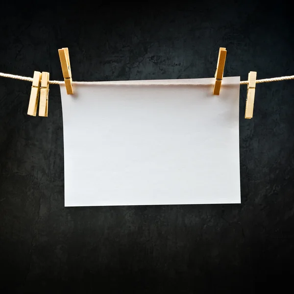 Blank note paper hanging on rope with clothes pins — Stock Photo, Image