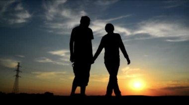 bir tarihi, günbatımı, el ele tutuşarak lovers. romantik aşk sahnesi. 1920 x 1080 full hd ayak.