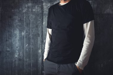 adam boş siyah t-shirt
