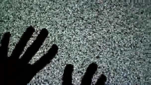 Mains masculines rampant vers le haut de l'écran de télévision avec le bruit de télévision statique comme arrière-plan. 1920x1080 pleine séquence HD .