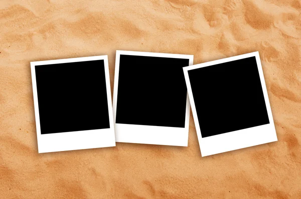 Tres marcos de fotos en blanco en arena de playa — Foto de Stock