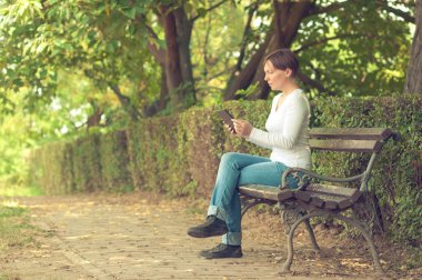 Dijital tablet bilgisayar kullanan kadın