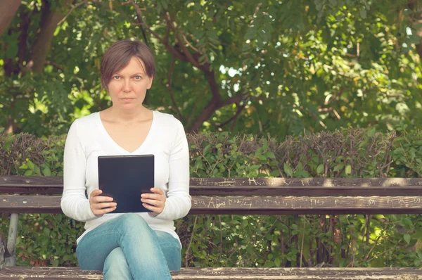 Žena používající digitální tablet — Stock fotografie