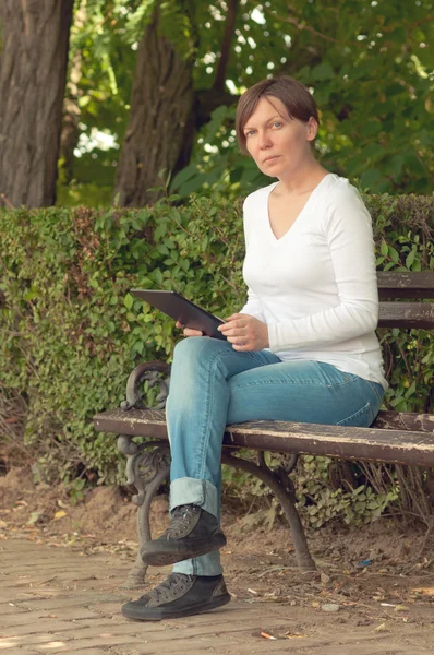 Woman using digital tablet computer — Stock Photo, Image