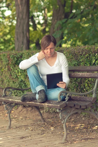 Mulher usando computador tablet digital — Fotografia de Stock