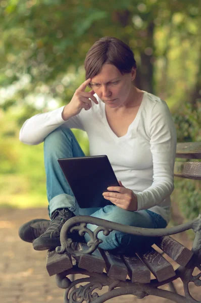 Frau benutzt digitalen Tablet-Computer — Stockfoto