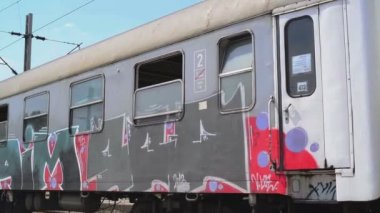 Sırp Demiryolları tren geçerken