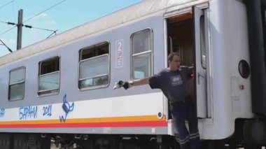 Sırp Demiryolları tren geçerken