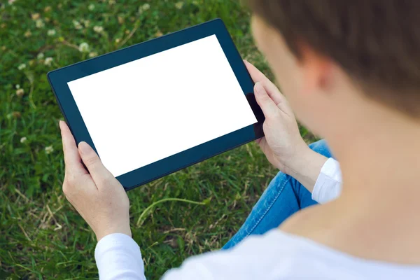 Frau mit digitalem Tablet-Computer — Stockfoto