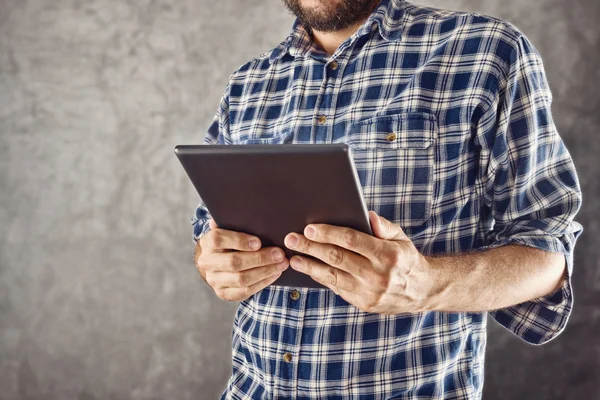 Homme avec tablette numérique — Photo