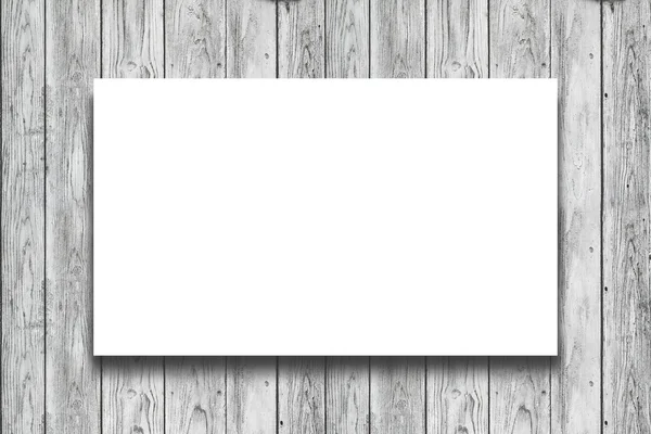 Cartaz branco pendurado na parede de madeira — Fotografia de Stock