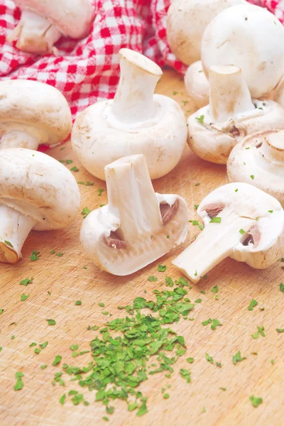 Φρέσκα portabello Βρώσιμα μανιτάρια champignon και μαϊντανό — Φωτογραφία Αρχείου