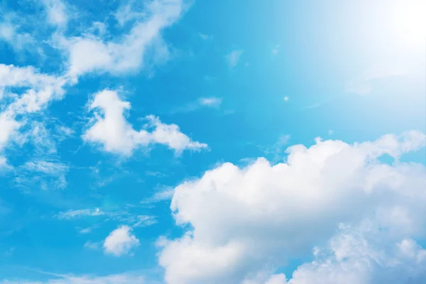 Blauer Himmel mit Wolken und Sonne. — Stockfoto