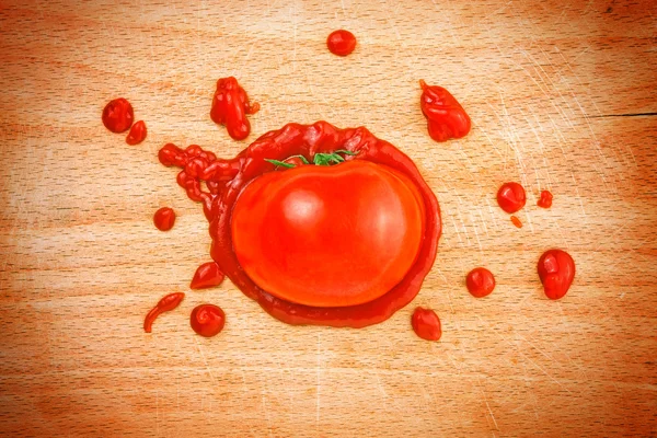 Tomat och ketchup på träskiva — Stockfoto