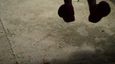 bir çocuğun salıncak koltuk üzerinde gölge