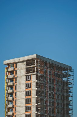 Yüksek katlı gökdelen bina inşa halinde ve gökyüzü kopyalama alanı olarak kullanılıyor